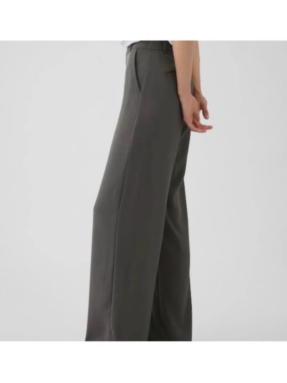 GAP- Wide Leg High-Rise Pants in Dark Gray. Size: 4 Petite